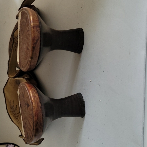 Nine West tapestry style buckle heels size 8 - Picture 4 of 6